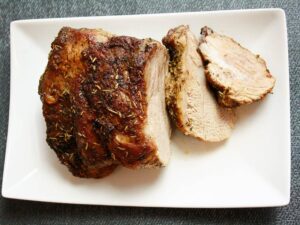 Jak długo piec karczek w rękawie, aby zaskoczyć smakiem?