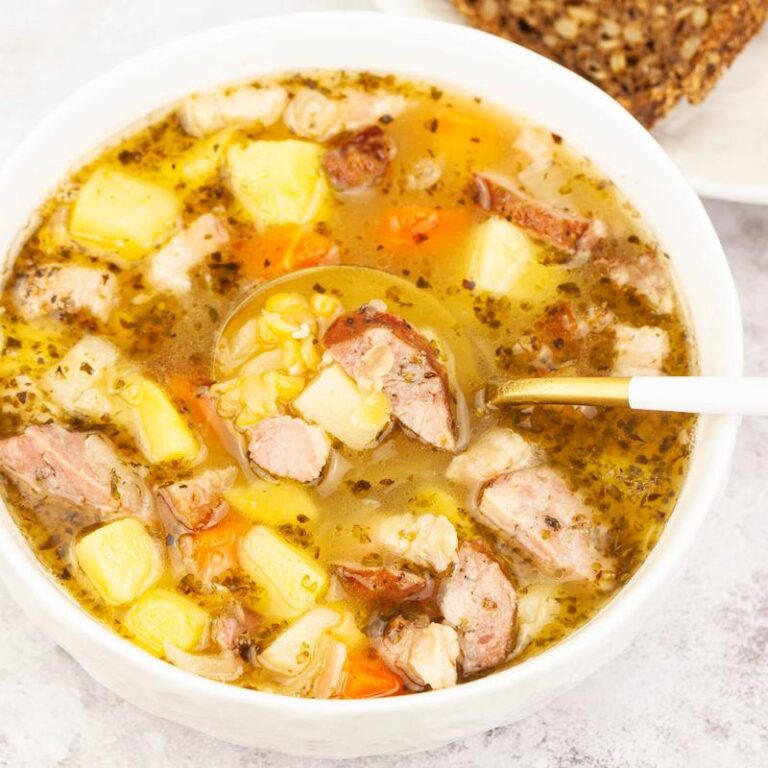 Odkryj sekrety idealnej zupy grochowej: jakie przyprawy wprowadzą magię smaku?