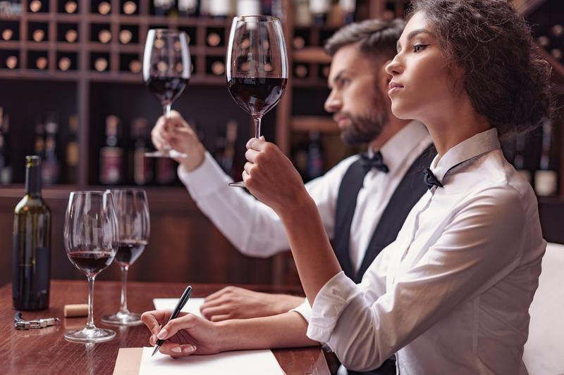 Odkryj sztukę, jak smakować wino i delektować się każdym łykiem