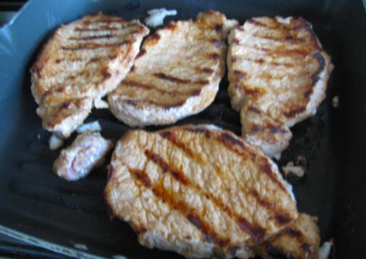 Sekrety idealnie upieczonej karkówki na grillu elektrycznym – jak długo ją piec?