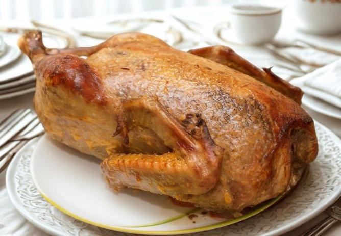 Idealny czas na pieczenie – jak długo piec 2 kg kaczkę, aby była soczysta?