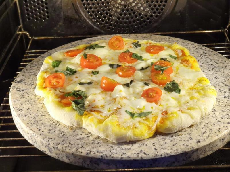 Pieczenie pizzy na kamieniu